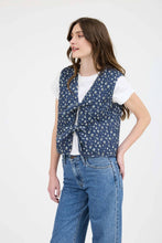 Load image into Gallery viewer, FLORAL PRINT FRONT TIE QUILTED VEST