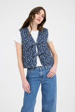 Load image into Gallery viewer, FLORAL PRINT FRONT TIE QUILTED VEST