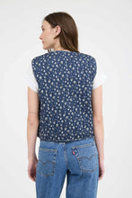 Load image into Gallery viewer, FLORAL PRINT FRONT TIE QUILTED VEST